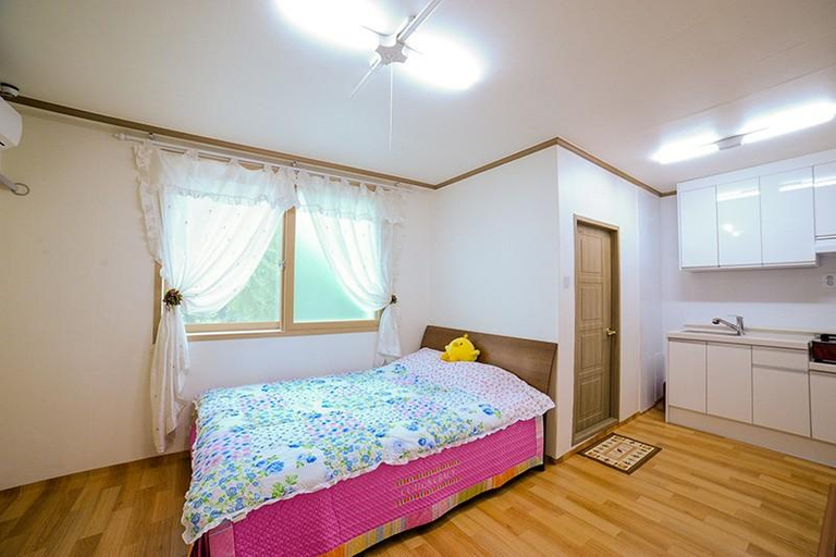 Bedroom 2, Gapyeong Sannaedeul Pension, Gapyeong