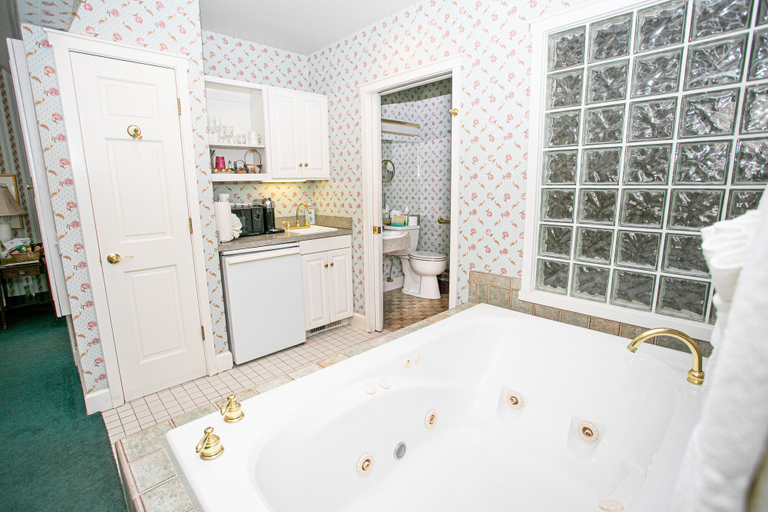 Bathroom 3, Historic Jacksonville Inn, Jackson