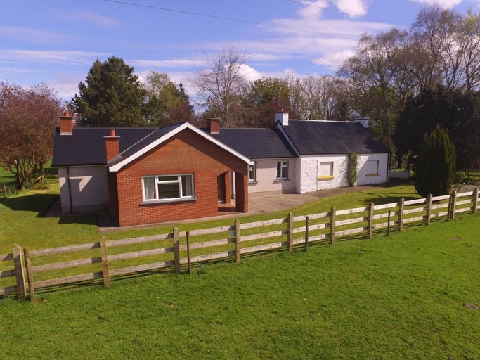 Exterior & Views, Lough Shore Cottage, Mid Ulster