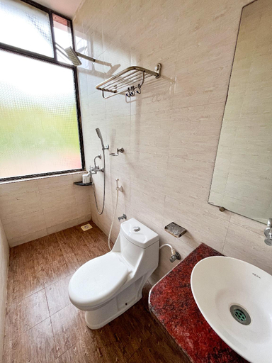 Bathroom 2, Hotel Rajeshwar, North Goa