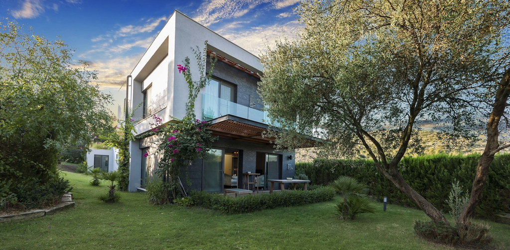 Exterior & Views