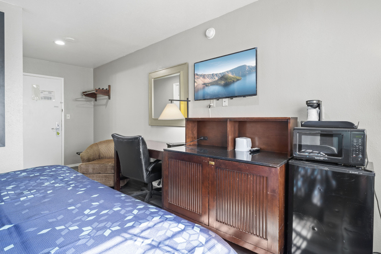 Bedroom 3, Travelers Inn Medford, Jackson