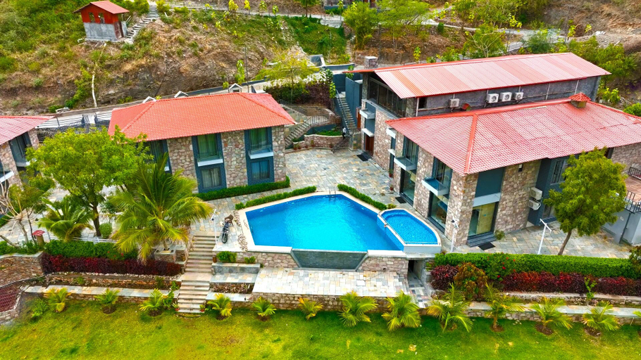 Exterior & Views