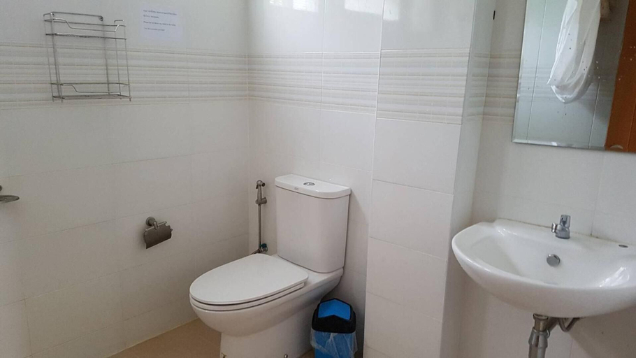 Bathroom 3, Wattana House, Tha Yang