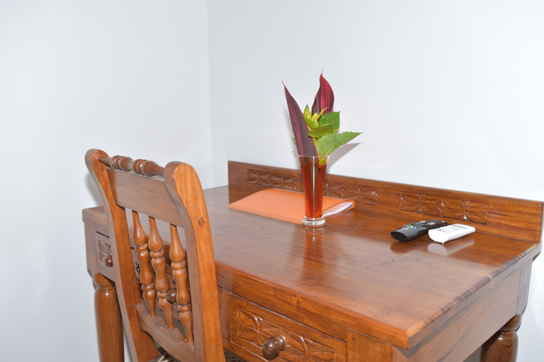 Others 5, Chukwani Executive Inn, Magharibi