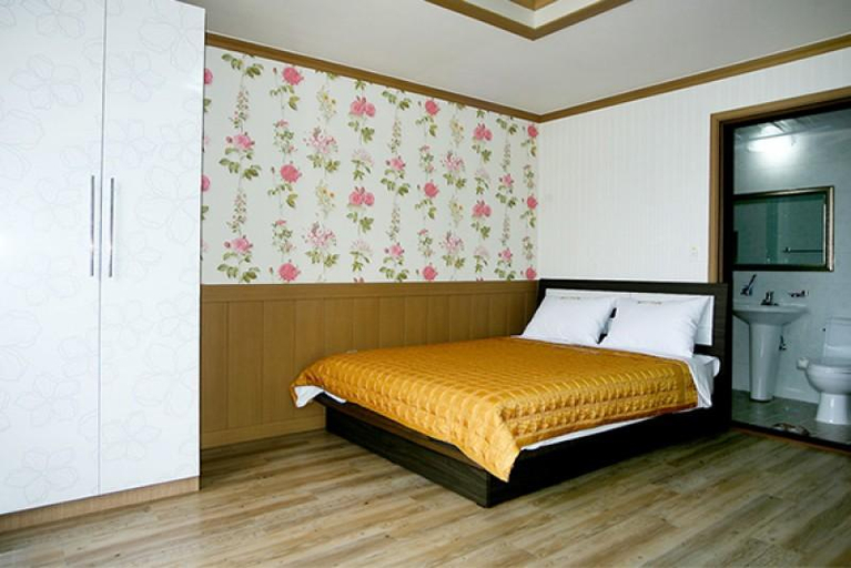 Bedroom 2, Tongyeong White Beach Pension, Tongyeong