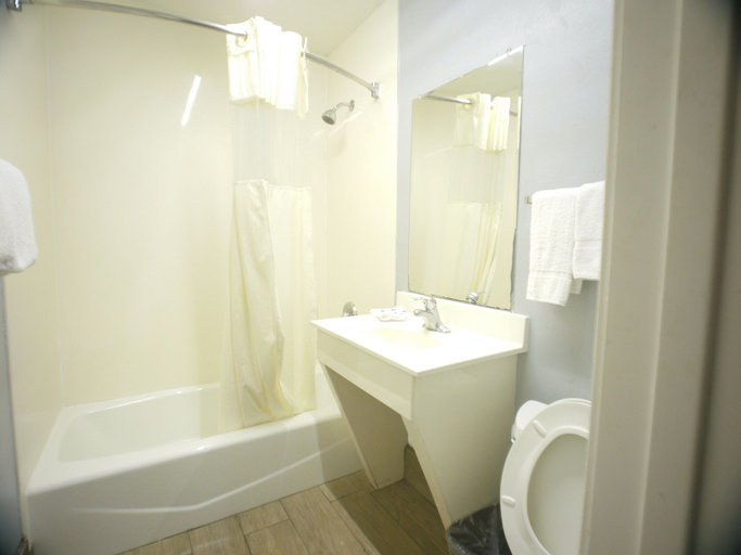 Bathroom 3, Texas Inn Airport McAllen, Hidalgo