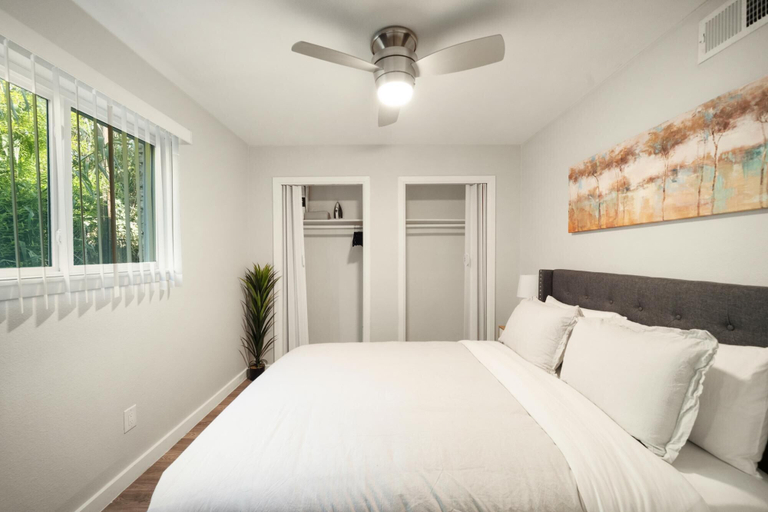 Bedroom 3, Modern 1BR Near UT Hyde Park Evonify, Travis