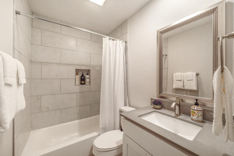 Bathroom, Modern 1BR Near UT Hyde Park Evonify, Travis