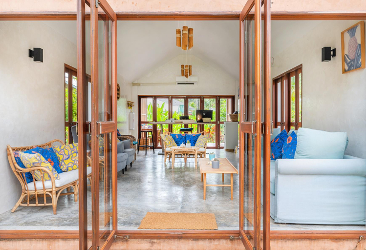 Public Area 2, The Little White Bird Traveler Hostel, K. Ko Kut