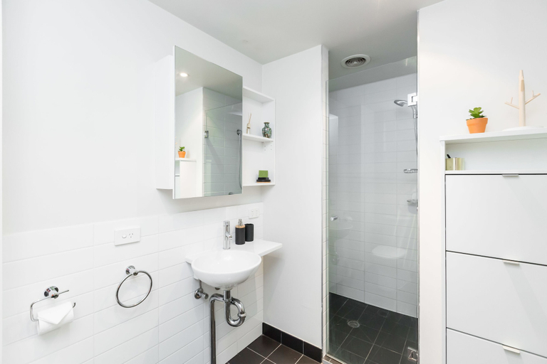 Bathroom, Imogen, Melbourne Studio Apartment, Melbourne