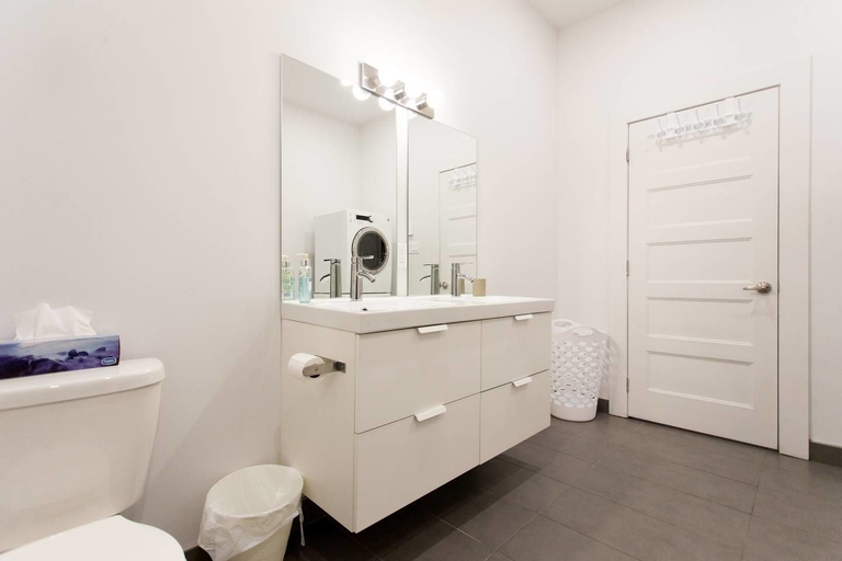 Bathroom 5, Amazing Plateau Loft Steps Away From Mount-royal, Montréal