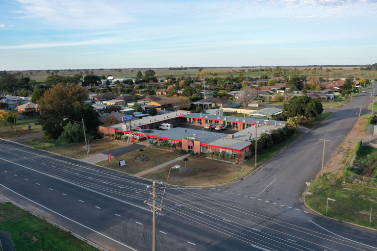 Exterior & Views 27