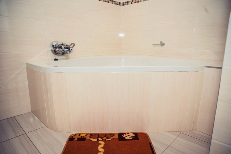 Bathroom, Matilinda Lodge, Bulawayo