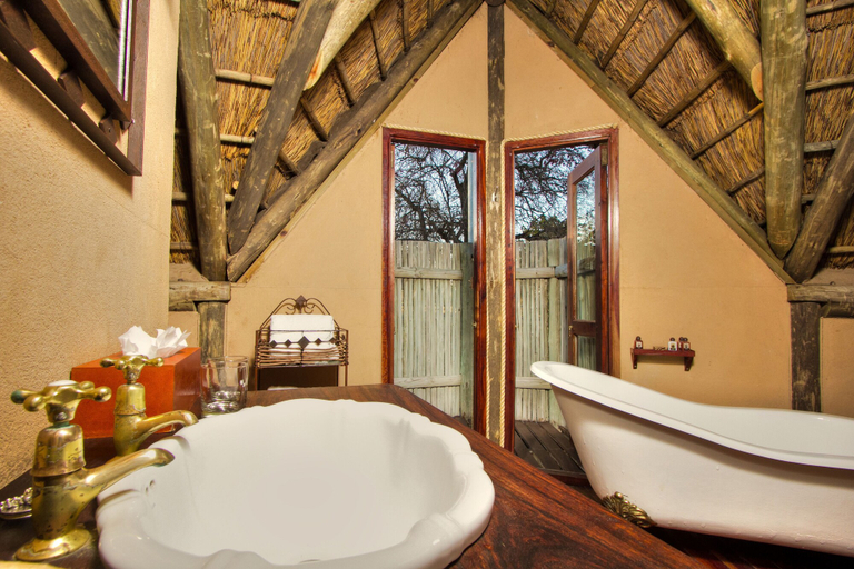 Bathroom, Deception Valley Lodge, Ngamiland East