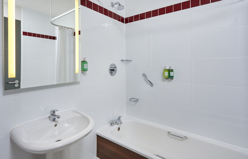 Bathroom 5, Leonardo Hotel Milton Keynes, Milton Keynes