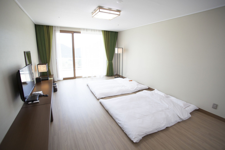 Bedroom 2, Tongyeong Dongwon Resort & Youth Hostel, Tongyeong