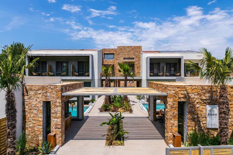 Exterior & Views