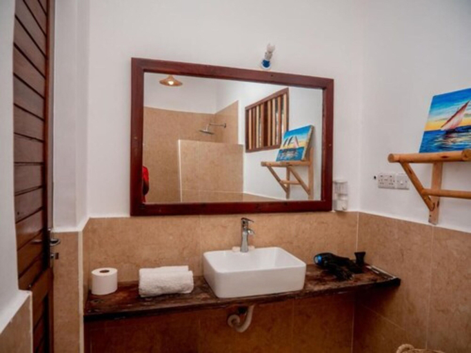 Bathroom 3, Hapa Hapa Bungalows, Kaskazini 'B'