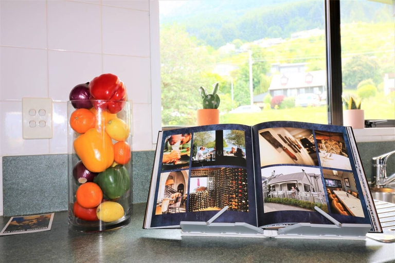 Food & Drinks, Spacious Townhouse Incredible Alpine Lake Views, Queenstown-Lakes