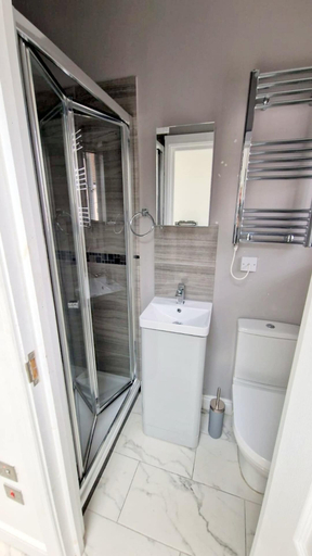 Bathroom, Large Triple Studio Flat - Croydon, London