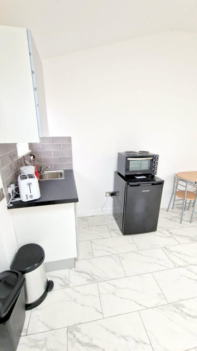 Others 5, Large Triple Studio Flat - Croydon, London