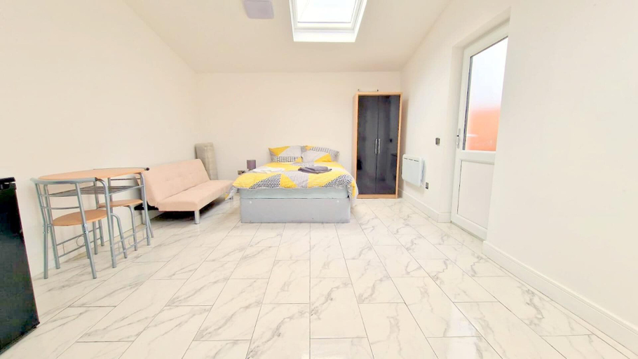 Others 4, Large Triple Studio Flat - Croydon, London