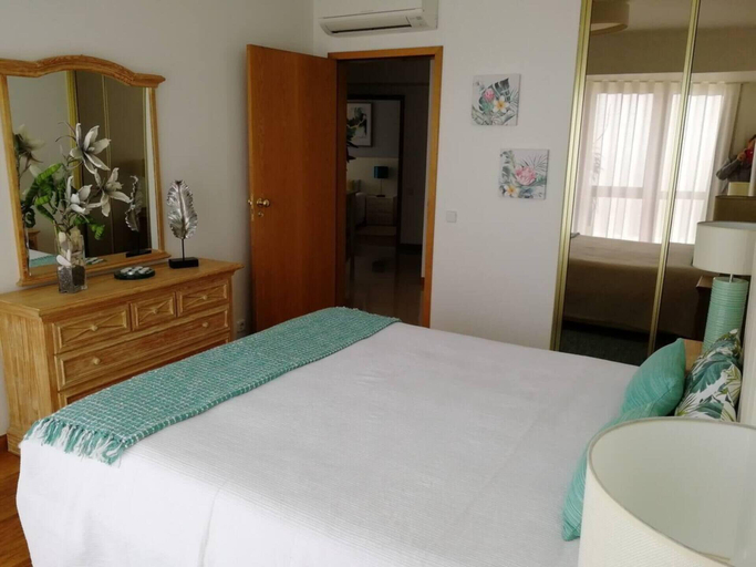 Bedroom 2, 2 Bed Flat - Sleeps 4 - Parking - Wifi, Nazaré