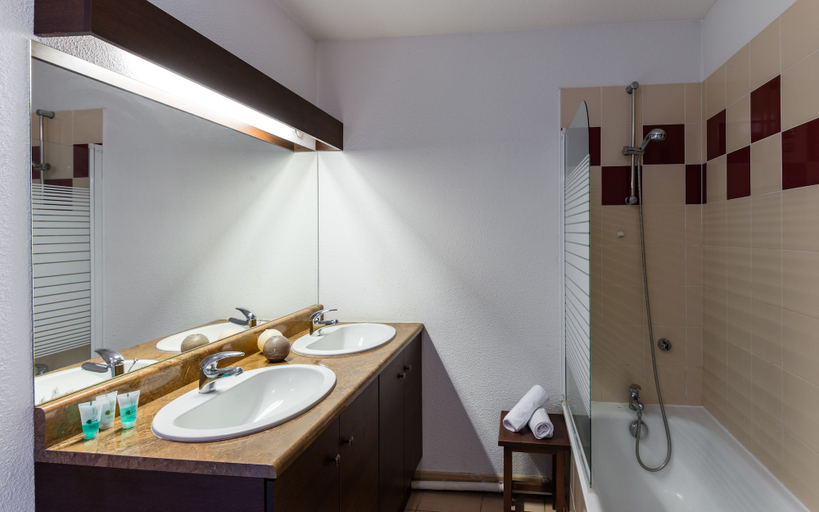 Bathroom 5, Résidence Lagrange Vacances Le Clos des Vignes, Dordogne