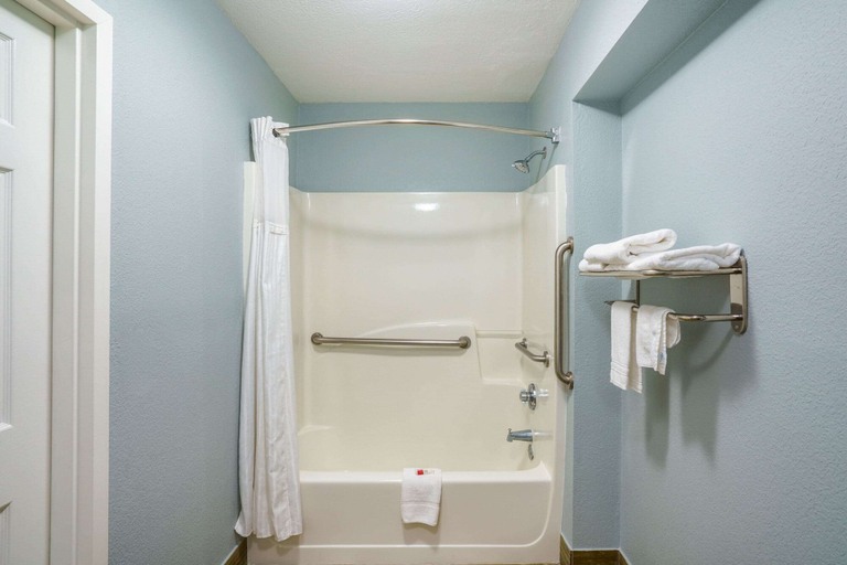 Bathroom 4, Baymont by Wyndham Gallatin, Sumner