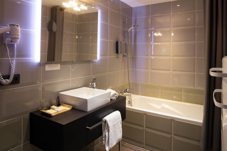 Bathroom 5, Contact Hôtels Les Pierres Dorées, Rhône