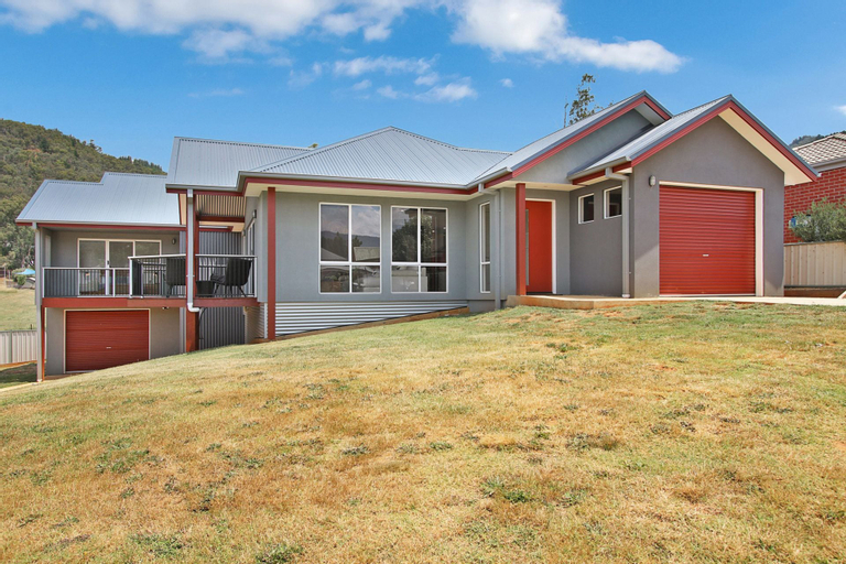 Exterior & Views 2, 3 Peaks Rise - BRIGHT, Alpine - East