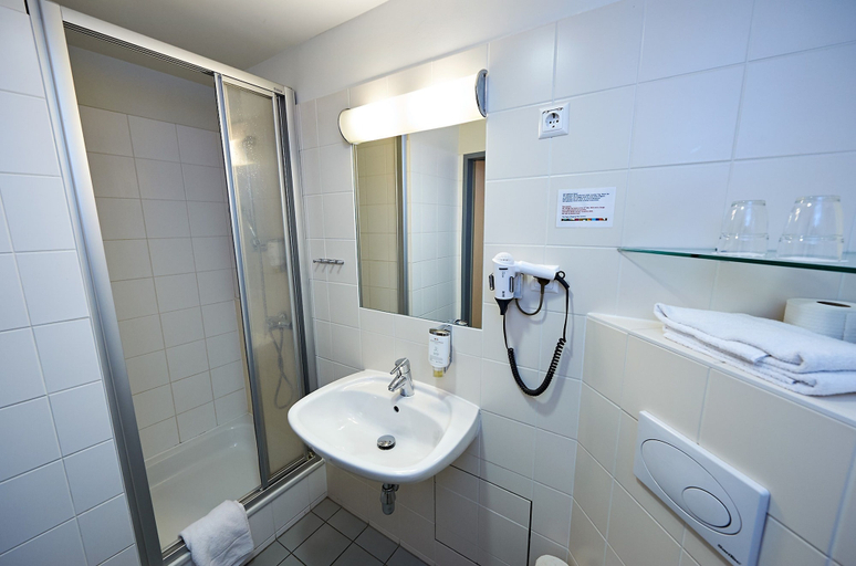 Bathroom 4, Hotel Kolpinghaus Wien Zentral, Wien