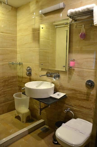 Bathroom 4, Hotel Royal Park 22, Chandigarh