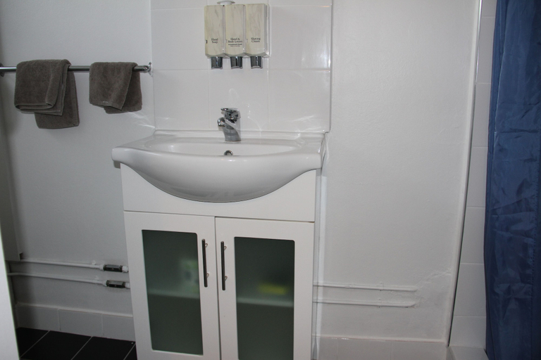 Bathroom 5, Alpine Heritage Motel, Goulburn Mulwaree - Goulburn