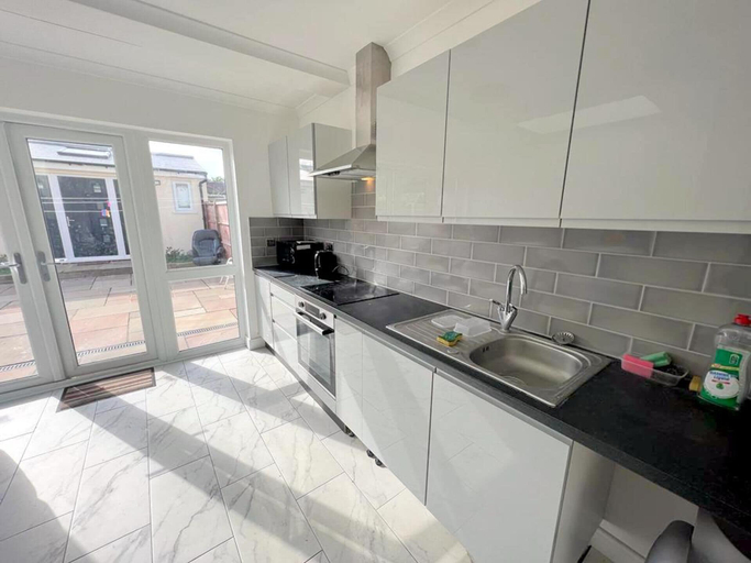 Others 3, Large Triple Studio Flat - Croydon, London