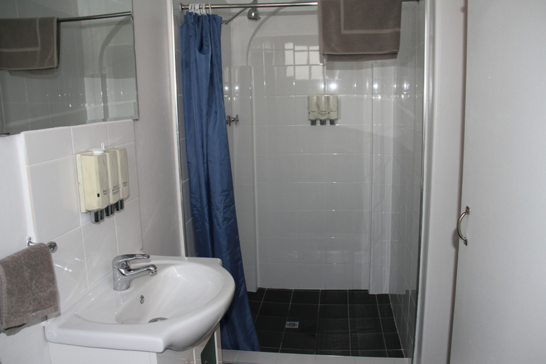 Bathroom 5, Alpine Heritage Motel, Goulburn Mulwaree - Goulburn