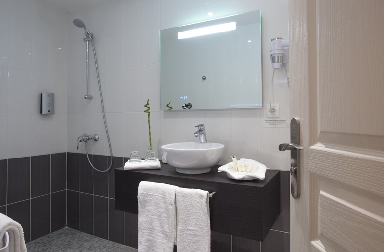 Bathroom 5, Contact Hôtels Les Pierres Dorées, Rhône