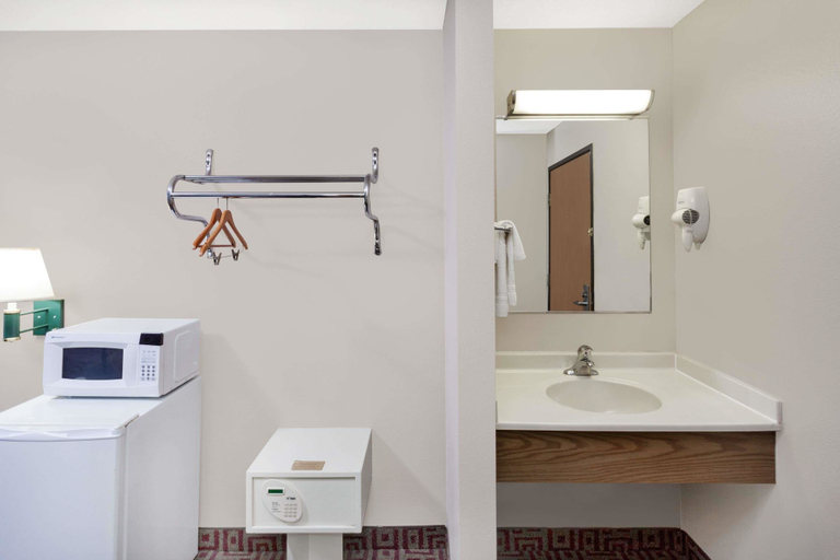 Bathroom 4, Super 8 by Wyndham Muscatine, Muscatine