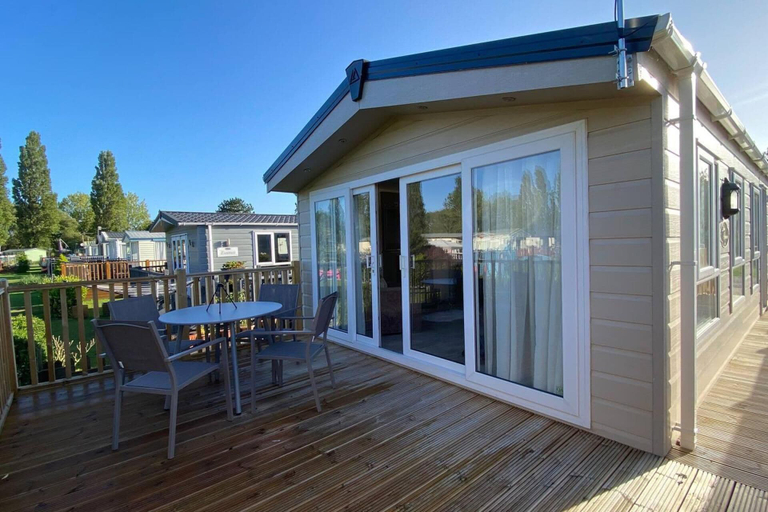 Exterior & Views 2, Spacious Stunning Lakeside 3 bed Holiday Home, Northamptonshire