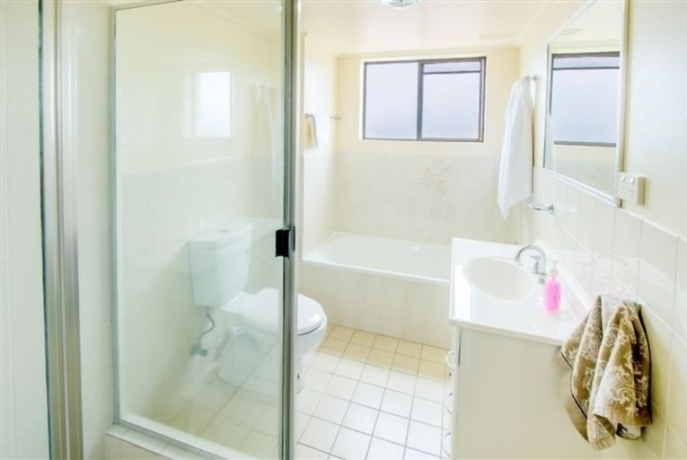 Bathroom 5, Tradewinds Apartments, Coffs Harbour - Pt A