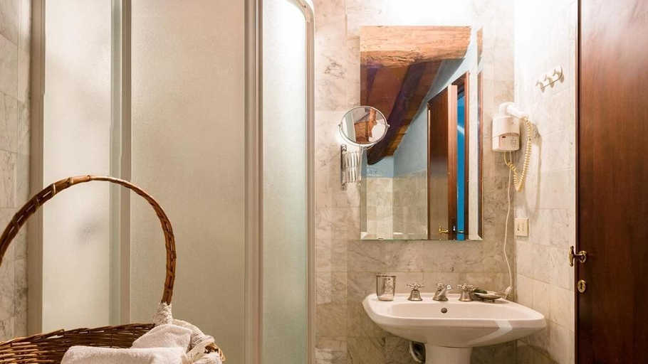 Bathroom 5, Casa Biancalana, Lucca