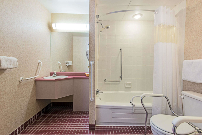 Bathroom 4, Howard Johnson by Wyndham Gravenhurst, Muskoka