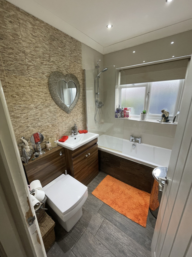 Bathroom, Beautiful 2-bed Bungalow in Canvey Island, Essex