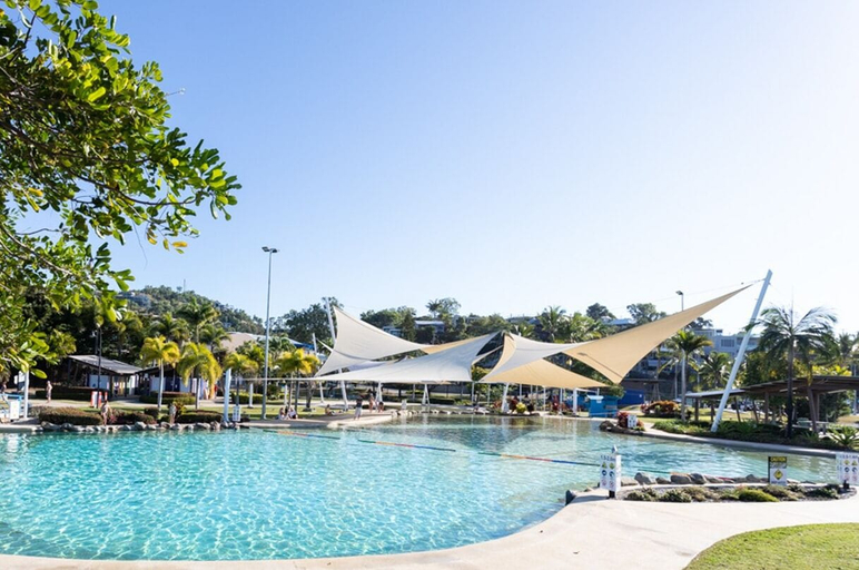 Sport & Beauty 4, Tropical Marina views couples getaway, Whitsunday