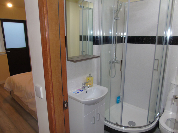 Bathroom 5, Lovely 1-bed Apartment in Bolton, Bolton