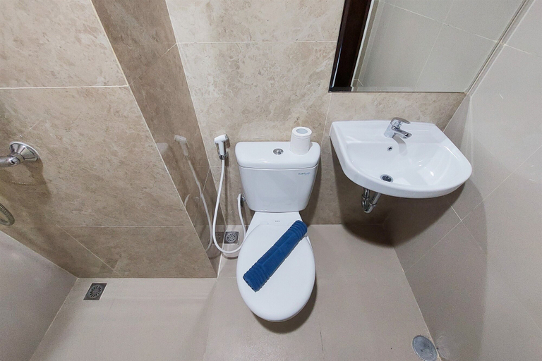 Bathroom 3, Comfort And Homey Studio At Transpark Bintaro Apartment, Tangerang