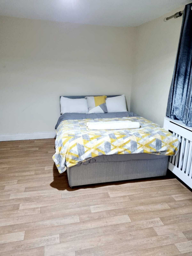 Room 4, Lovely 5-bed House in Romford, Greater London, London