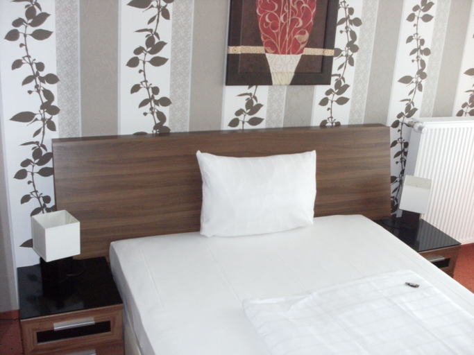 Bedroom 3, PANORAMA HOTEL in Neustadt an der Weinstraße, Neustadt an der Weinstraße