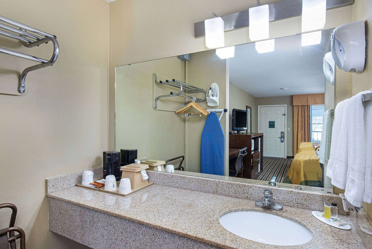 Bathroom 4, Super 8 by Wyndham Nashville West, Davidson